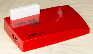 Картридж, установленный в приставку (слева - оригинальный «Эльф», справа - новодел «Эльф-2016»